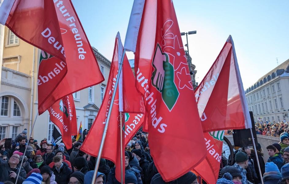 "Demokratie Verteidigen"